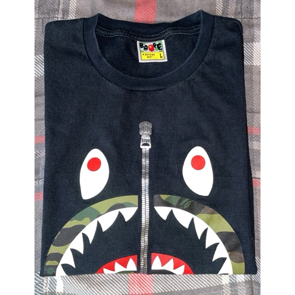 BAPE 1st Camo Shark Tee
•Size: Large (9/10)
•Colour: Black/Green ⚫️🟢